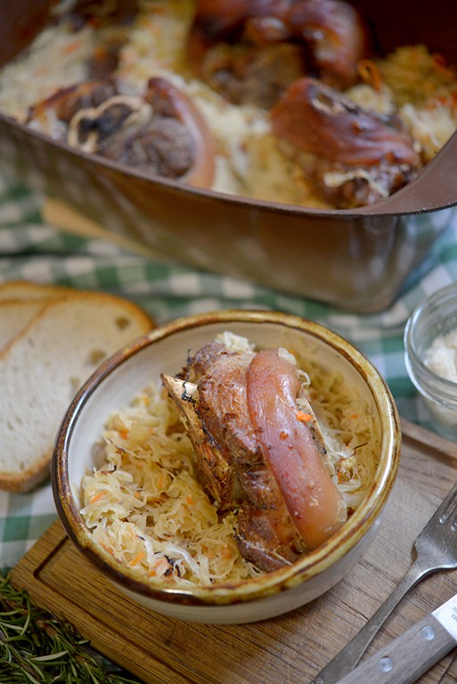  Schweinekeulen mit Sauerkraut